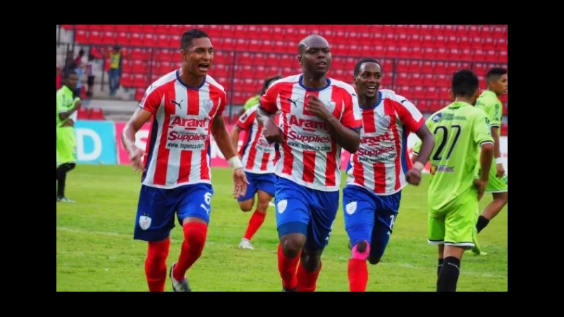 Cầu thủ Anzoategui dẫn bóng trước Estudiantes Merida Cầu thủ Anzoategui dẫn bóng trước Estudiantes Merida