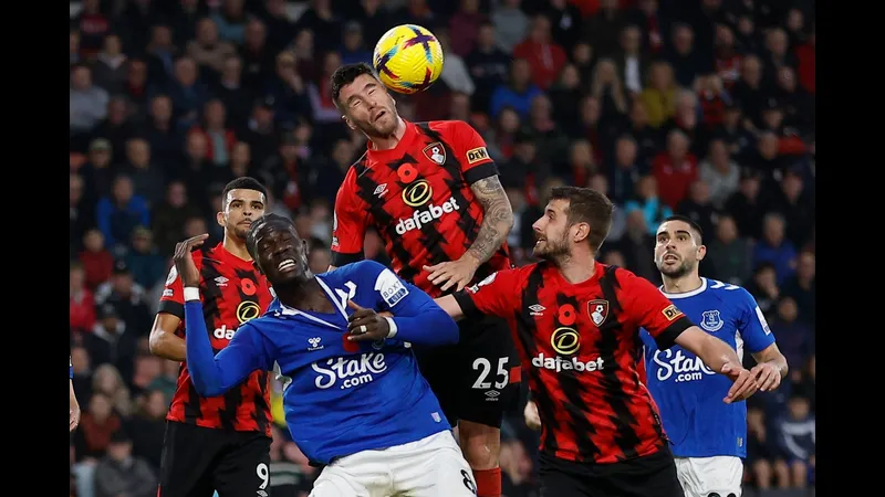 Cầu thủ Everton và Bournemouth tranh chấp bóng trên sân Cầu thủ Everton và Bournemouth tranh chấp bóng trên sân