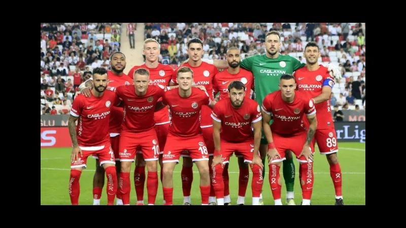 Cầu thủ Kayserispor vượt qua phòng ngự của Antalyaspor