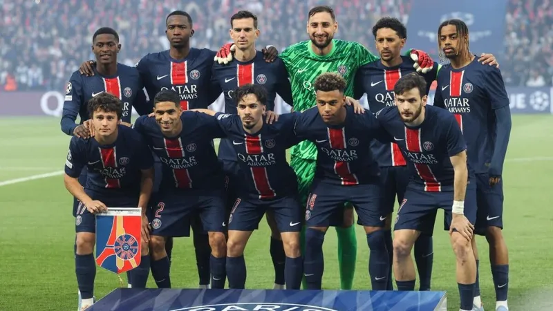 Cầu thủ PSG tung cú sút mạnh vào khung thành của Marseille