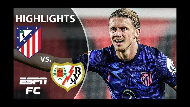 Cầu thủ Rayo Vallecano và Atletico Madrid tranh chấp bóng trên sân.